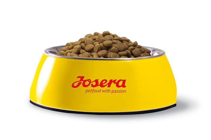 Miska na karmę Josera wypełniona karmą dla psów Josera