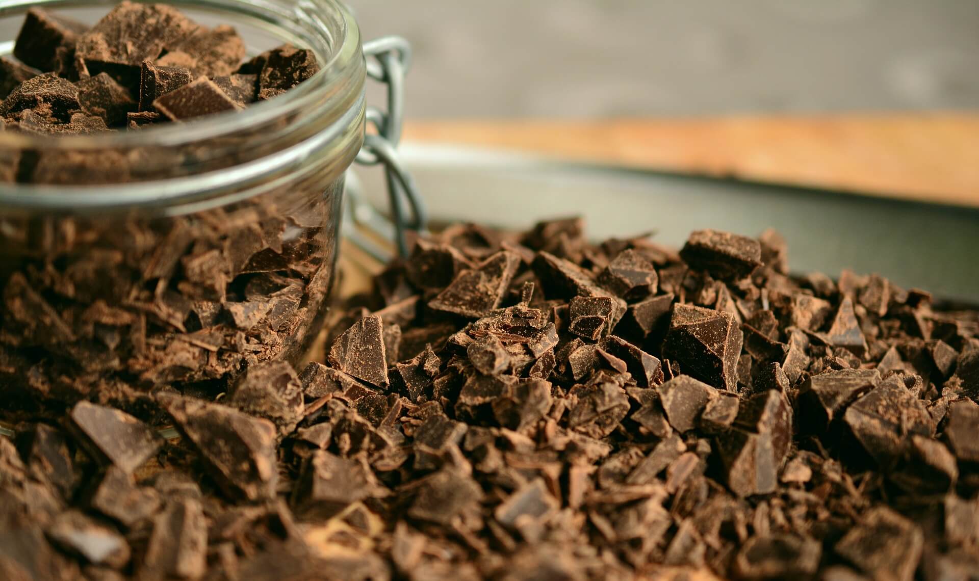 Pokruszona czekolada w słoiku i na talerzu